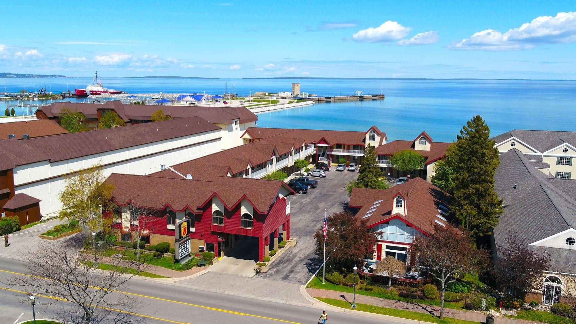 Super 8 Beachfront By Wyndham Mackinaw City, Mi Exterior foto